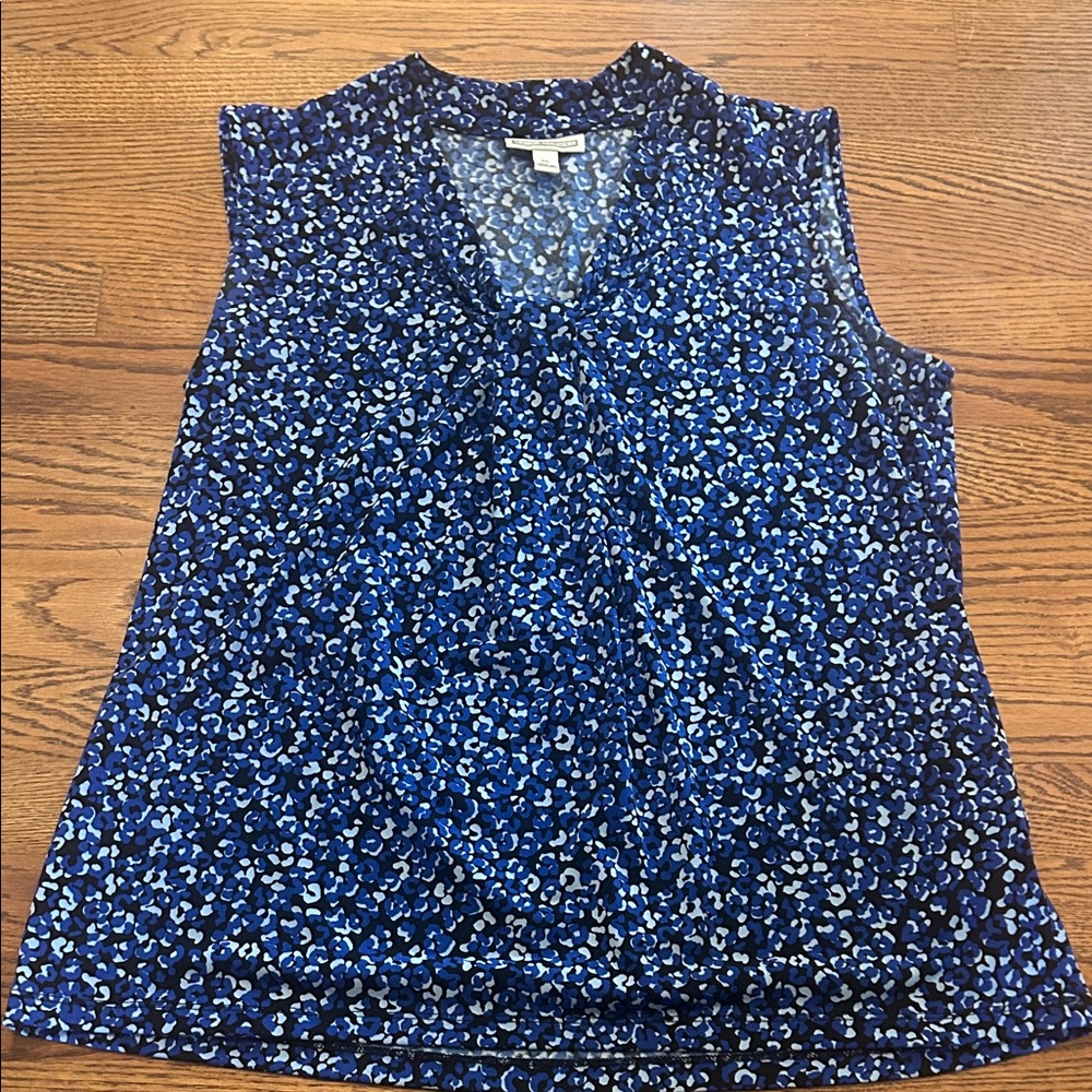 Dana Buchman Navy and White Sleeveless Blouse